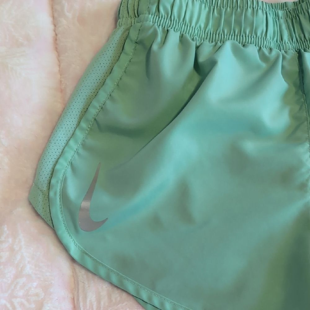 Nike Women's Mint Green Athletic Shorts Dri-Fit Size XS - Picture 2 of 12